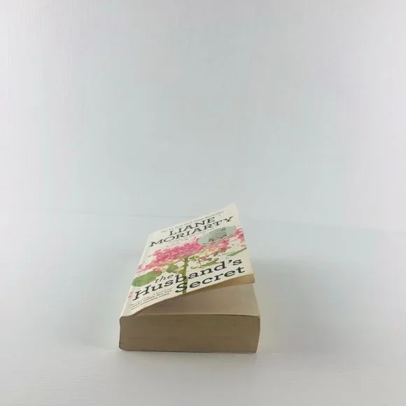 The Husband's Secret By Liane Moriarty Domestic Fiction Small Paperback Book - Picture 7 of 8
